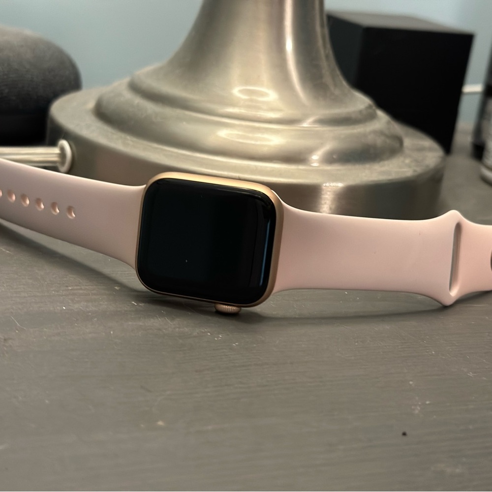 Selling this APPLE SERIES-4 (40-MM) SMARTWATCH
WITH GPS.